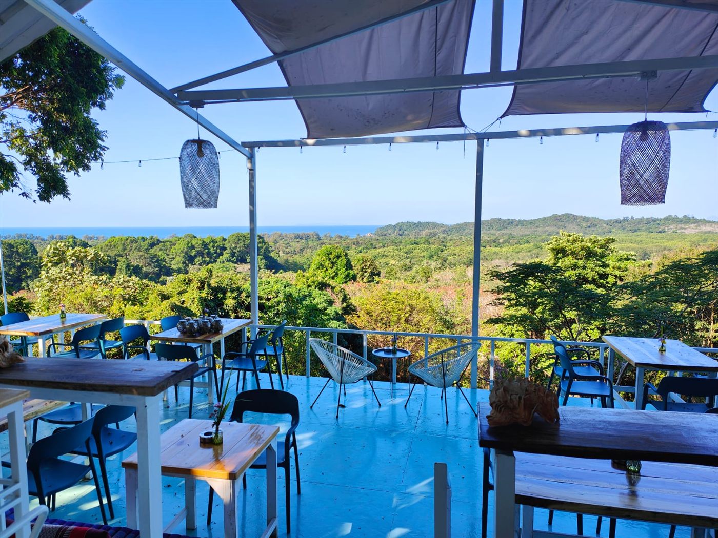 Terrasse mit Panoramablick am Dragonfly Kundalini Yoga